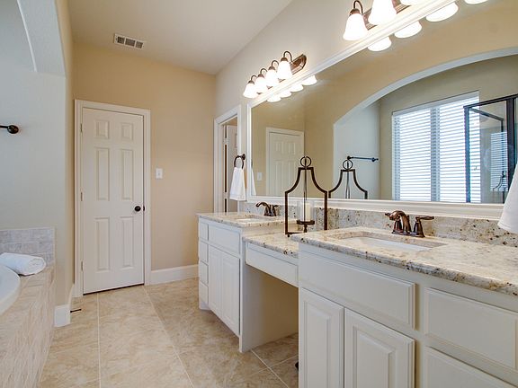 4th image of 1624 Presley Way