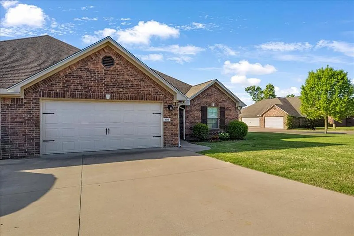 Building Photo - 4011 Stonebridge Dr