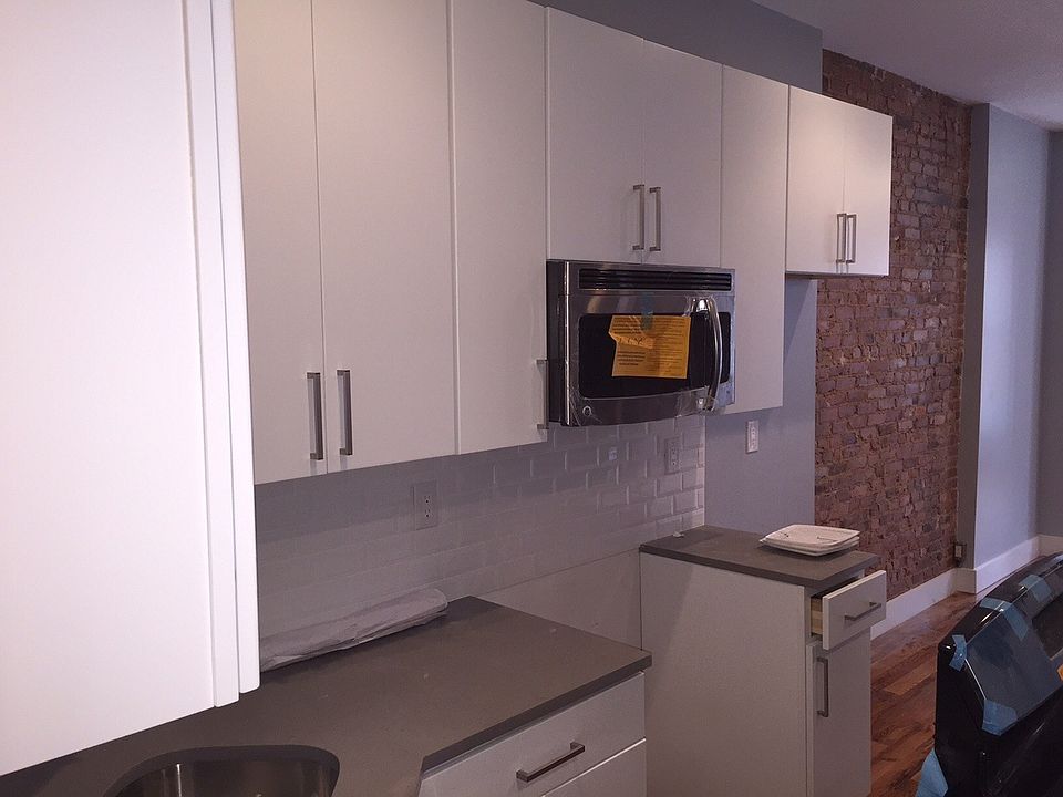 2nd image of 786 Macdonough St APT 1