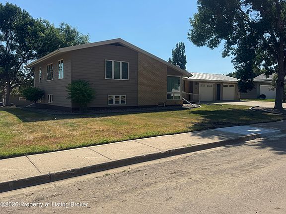 2nd image of 520 4th St NE