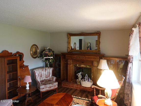 3rd image of 493 Riverview Ln