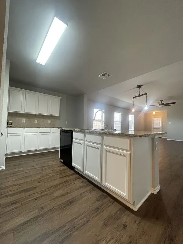 4 bed, 2.0 bath, 1892 sqft, $1,950 — Photo 3