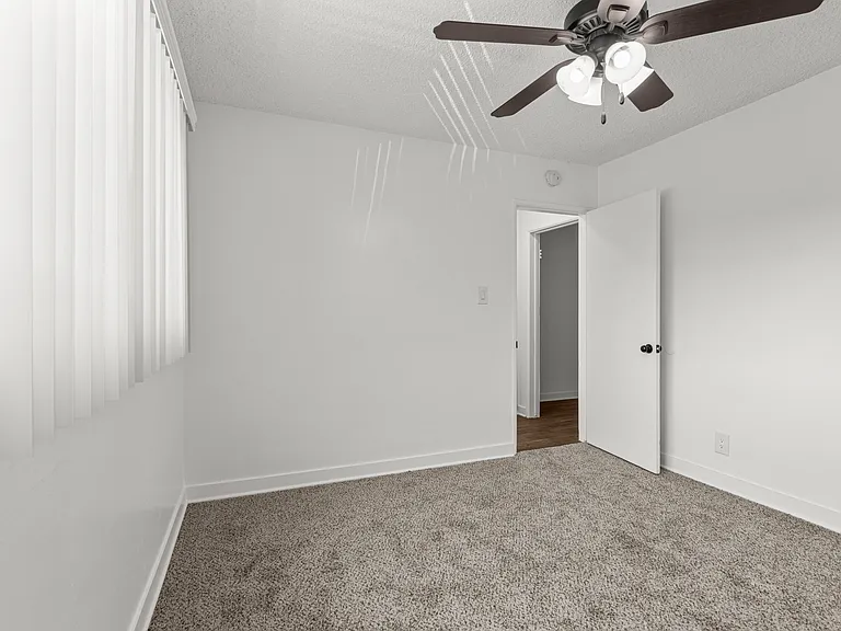 Tropicana Apartments — Photo 10
