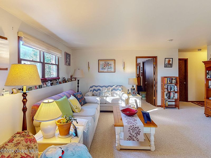 4th image of 10 Edgewood Terrace