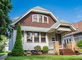 3921 N Farwell Ave, Shorewood, WI 53211