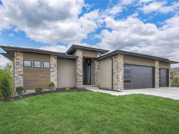 914 Savannah Ln, Greenwood, MO 64034