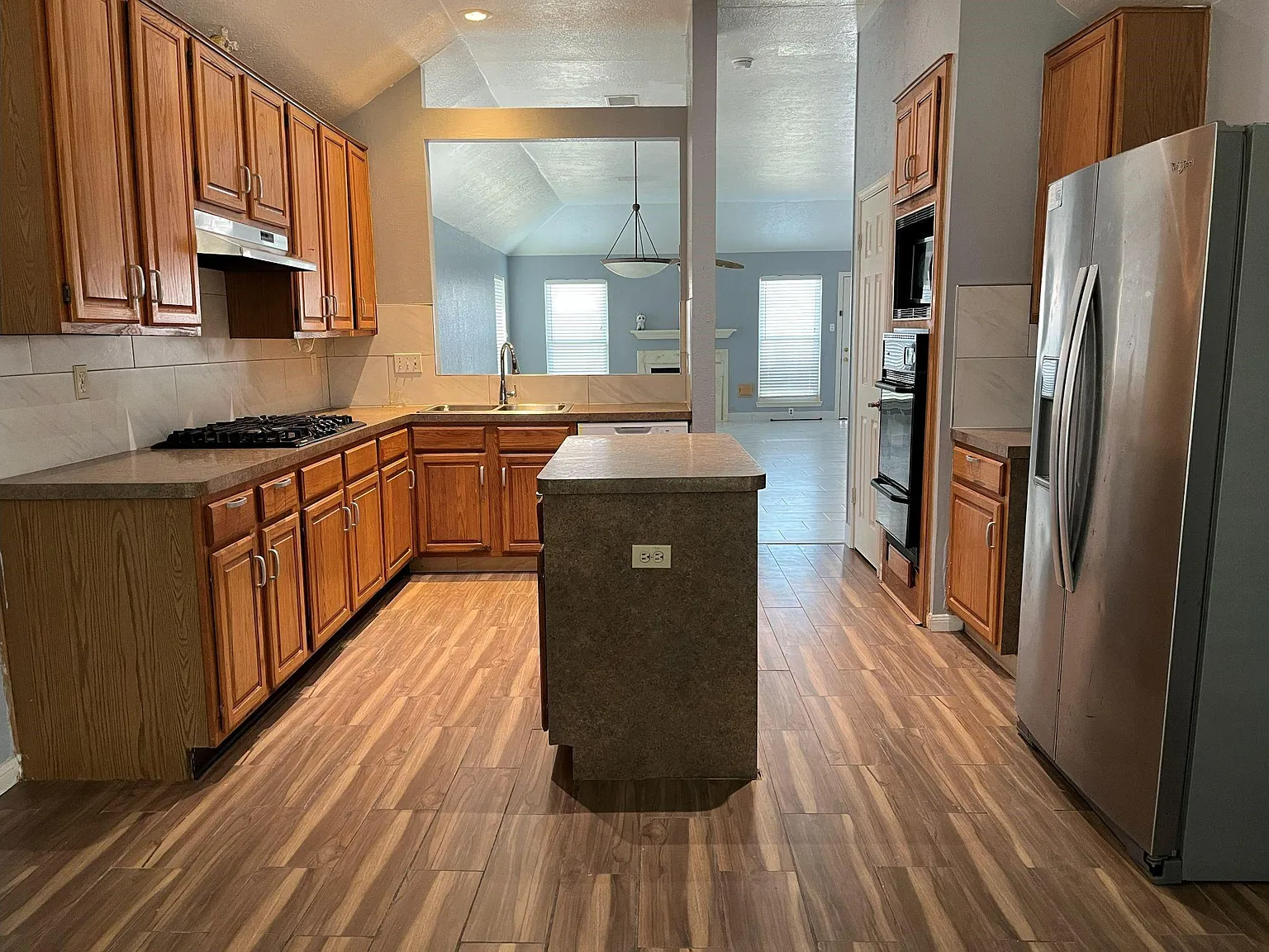 4 bed, 2.0 bath, 1970 sqft, $2,100 — Photo 2