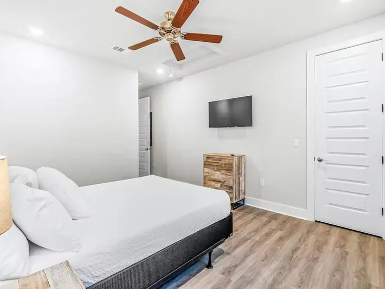 221 N H St — Photo 13