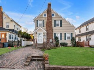 26 Highland Pl, Great Neck, NY 11020