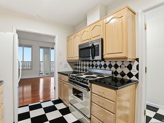 5th image of 1 TOWERS PARK LN #1512
