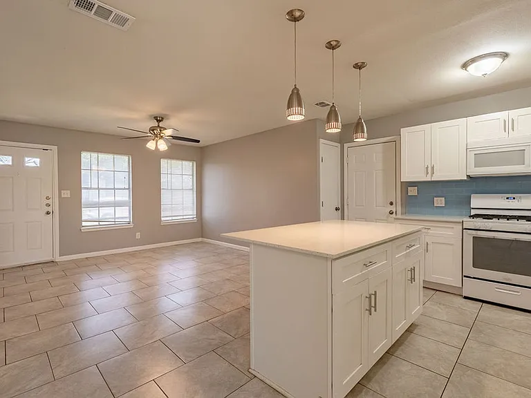 310 E Grady Dr — Photo 3