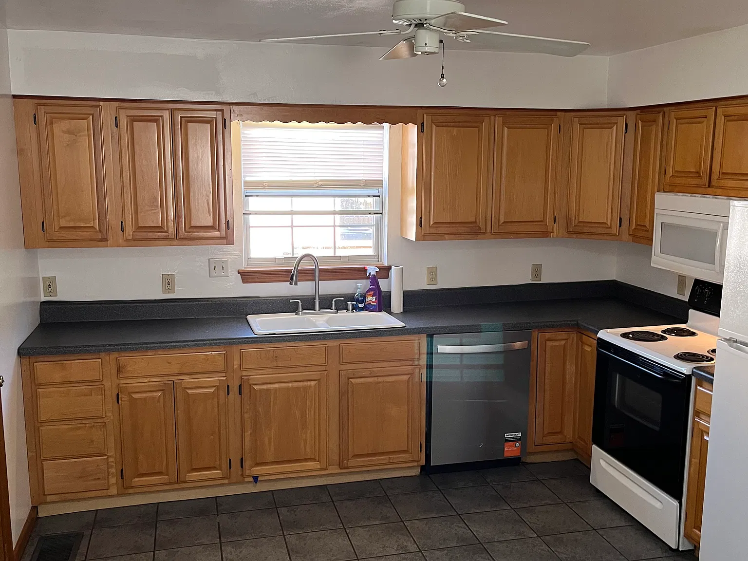 4 bed, 2400 sqft, $2,300 — Photo 2