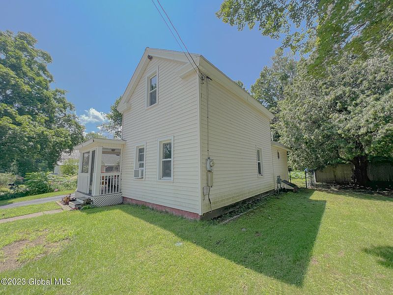 4th image of 11 Maple Avenue