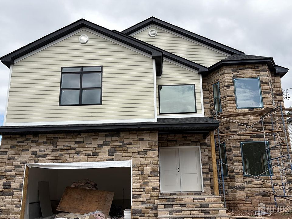1st image of 122 Arthur Ave