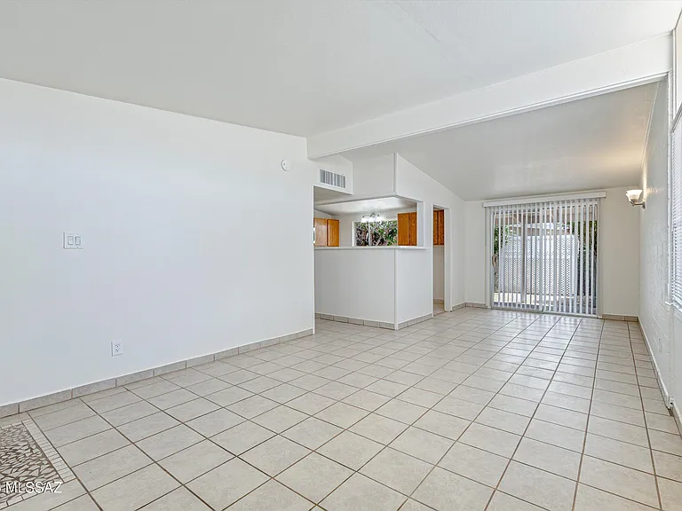 104 N Douglas Ave — Photo 8