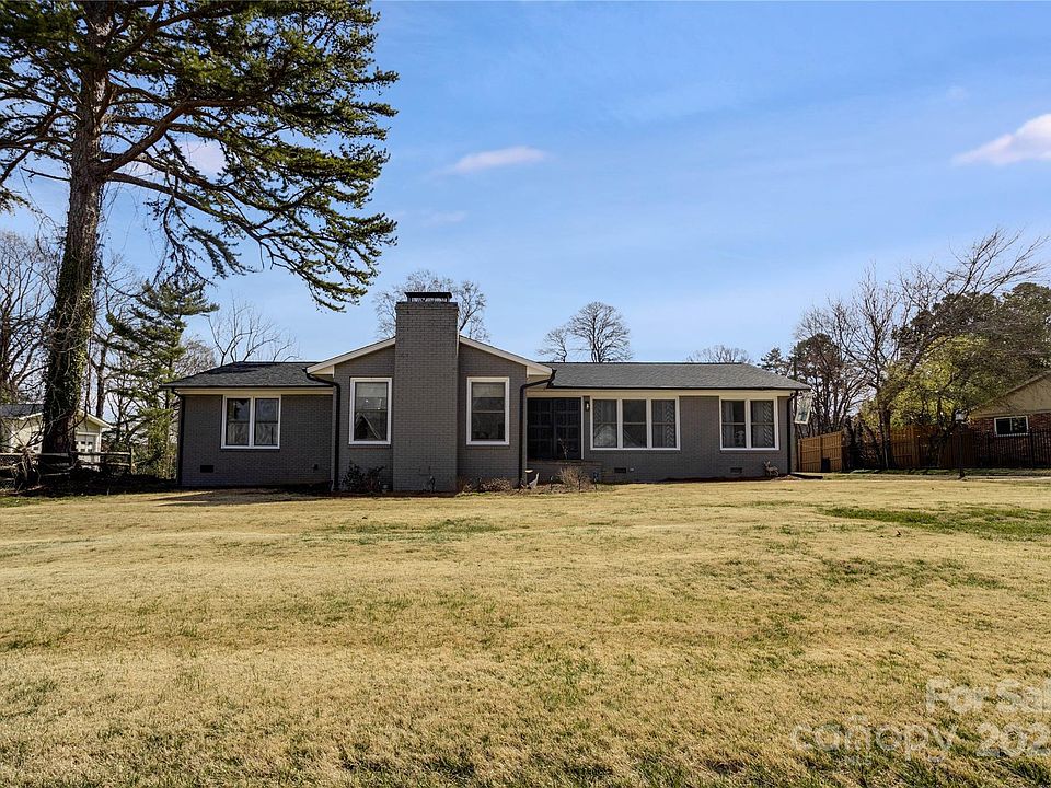 1st image of 320 Paradise Cir