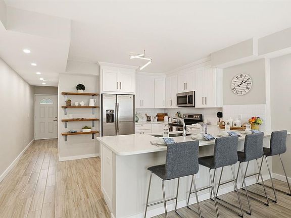 3rd image of 4811 BAYSHORE BOULEVARD #303