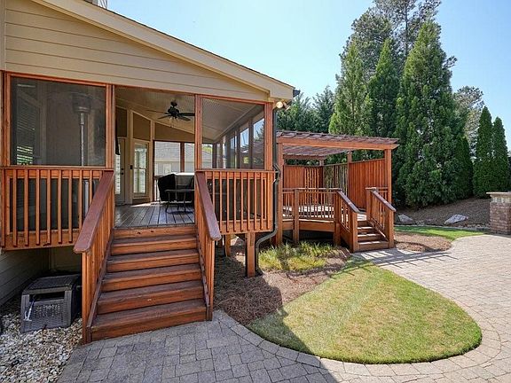 3rd image of 302 Grant Ct
