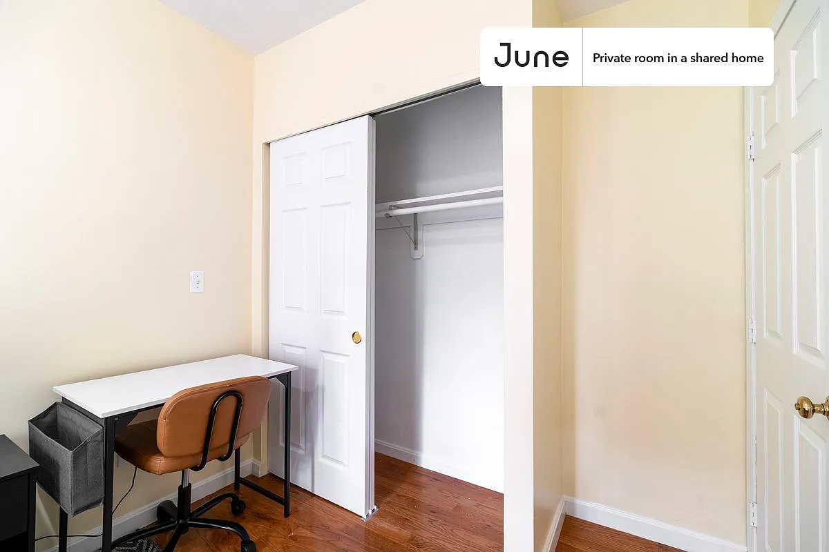 Queen bedroom in 3 bed/2 bath home in East Boston #1849 A — Photo 4