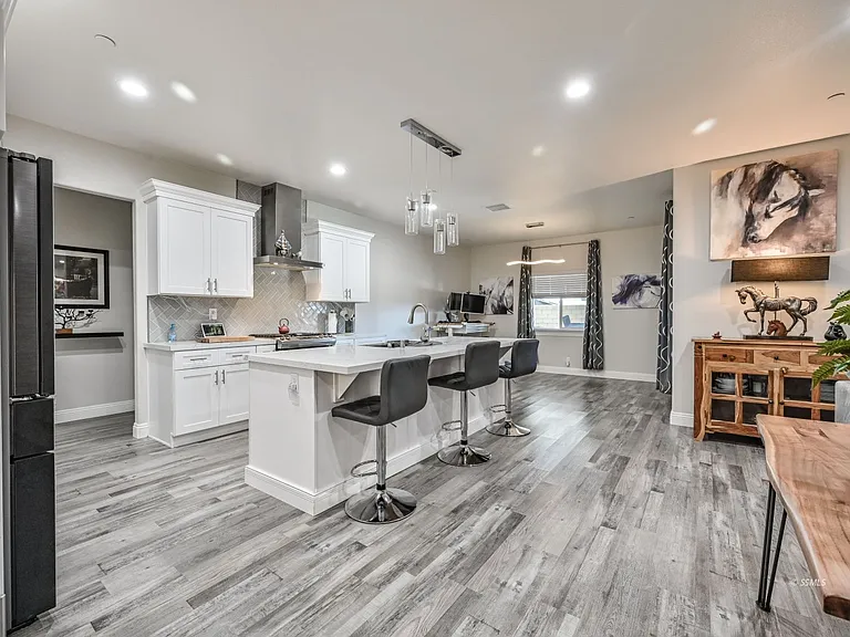 1129 Via Flore Way — Photo 3