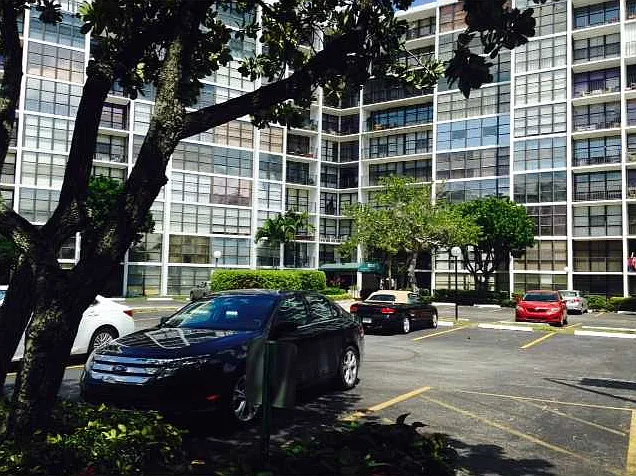 1 bed, 1.5 bath, 915 sqft, $1,950 — Photo 3