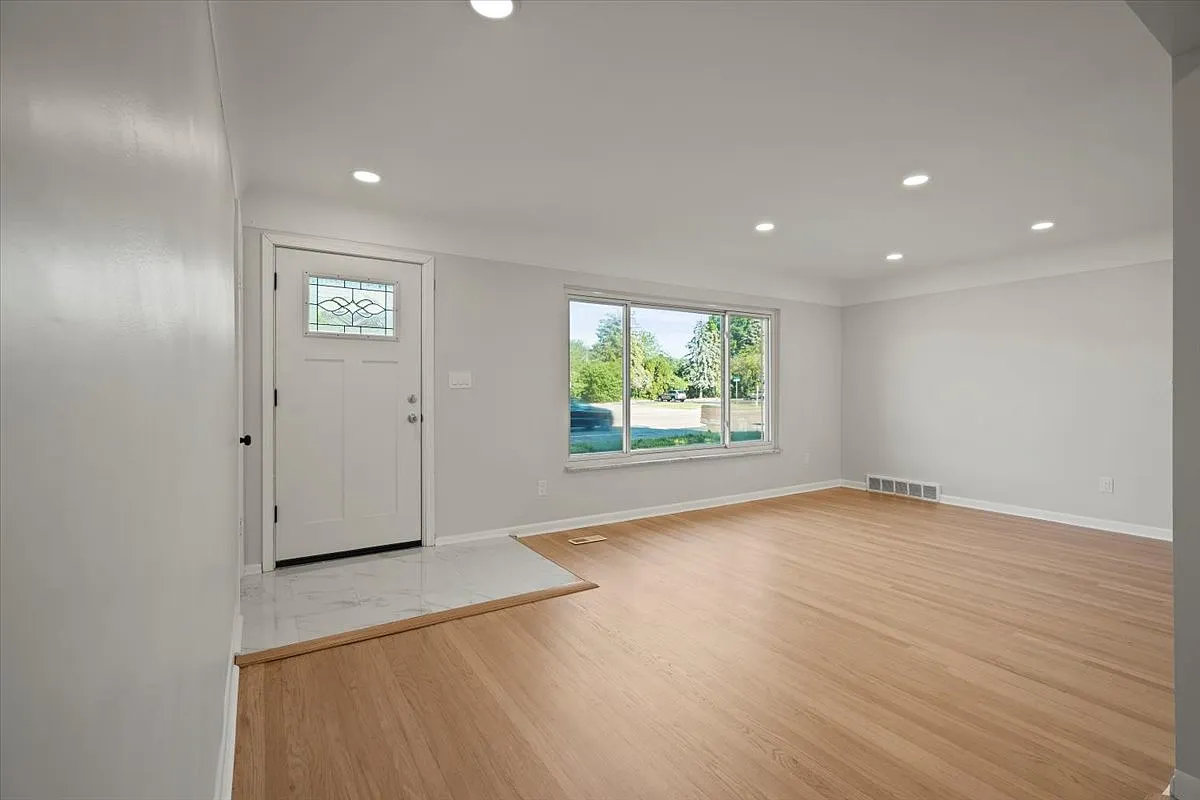 3 bed, 976 sqft, $2,400 — Photo 3