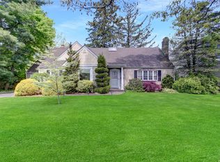 33 Linden Ln, Merrick, NY 11566