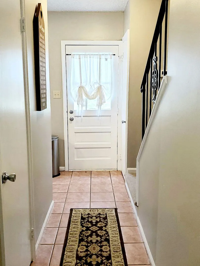 Charming 2 bedroom 1 bath duplex on Park Rd — Photo 3