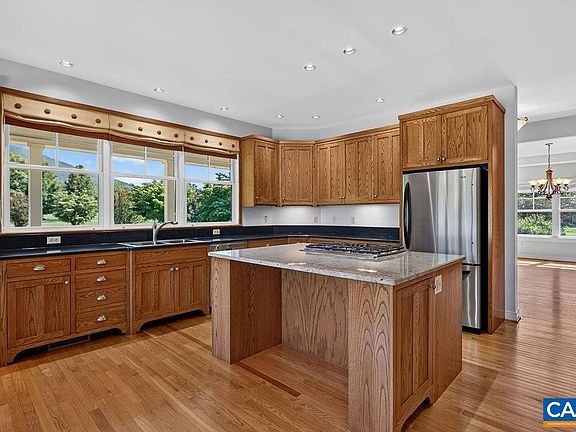 5th image of 450 Phillips Ln