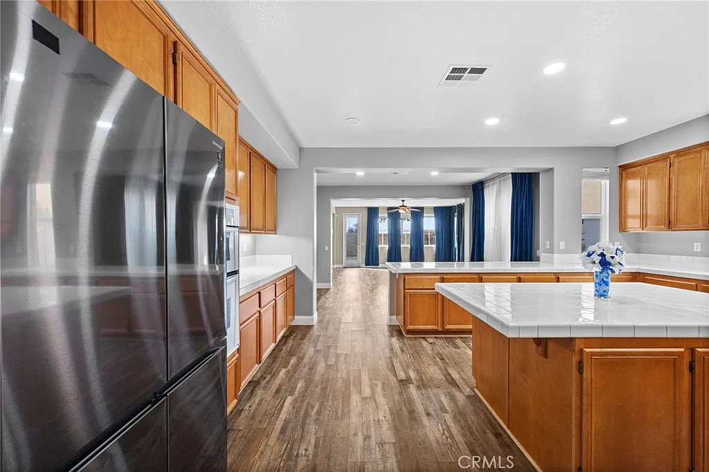 4 bed, 2420 sqft, $3,500 — Photo 4