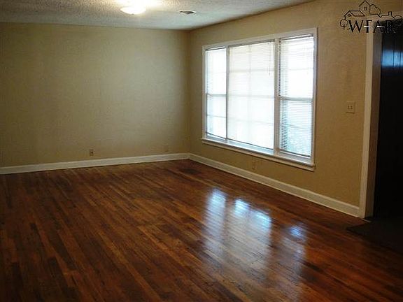 3rd image of 2803 City View Dr