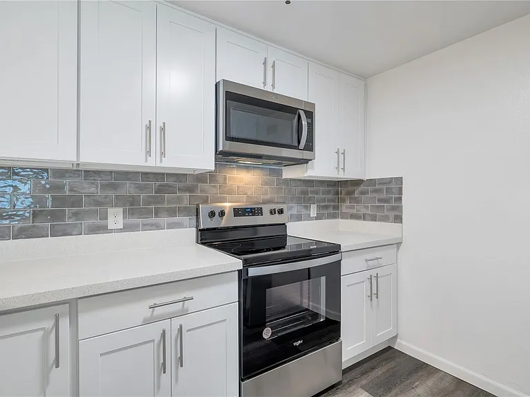 975 Aberdeen Ave NE #B204 — Photo 5