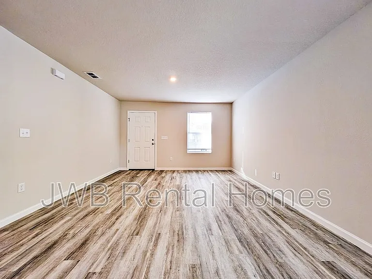 1923 Broadway Ave — Photo 6