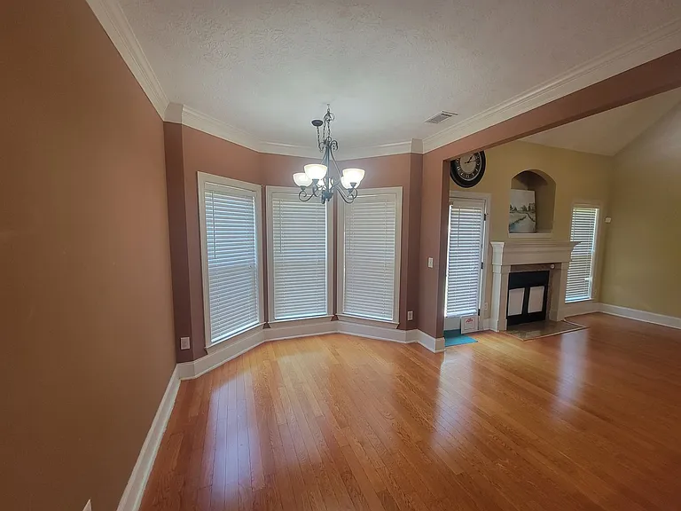 1010 Barrett Dr — Photo 4