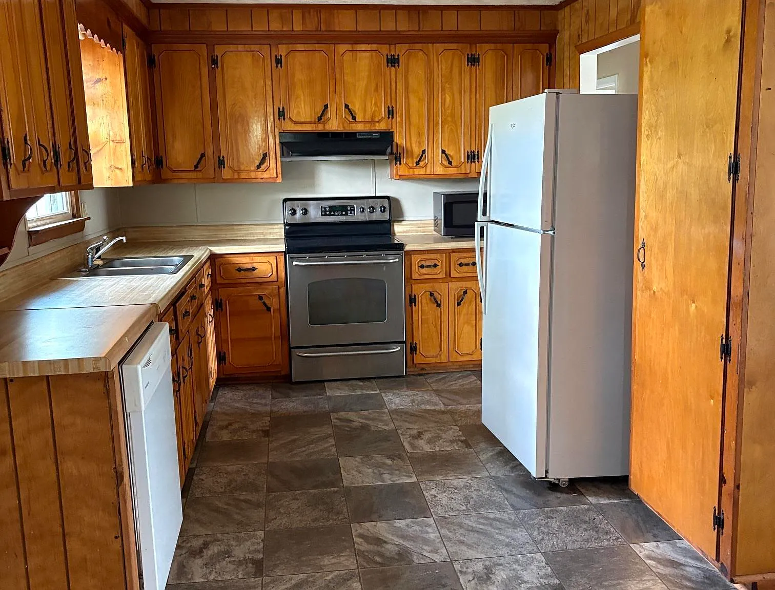 3 bed, 1.0 bath, 1232 sqft, $800 — Photo 4