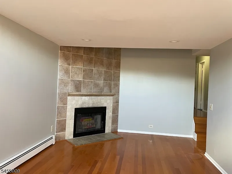 3 bed, 3.5 bath, 2200 sqft, $3,800 — Photo 3