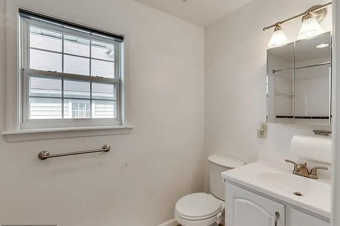 1048 45th St NE — Photo 8