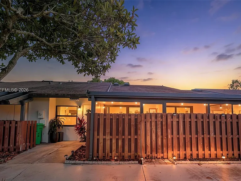 2566 N Nob Hill Rd — Photo 12