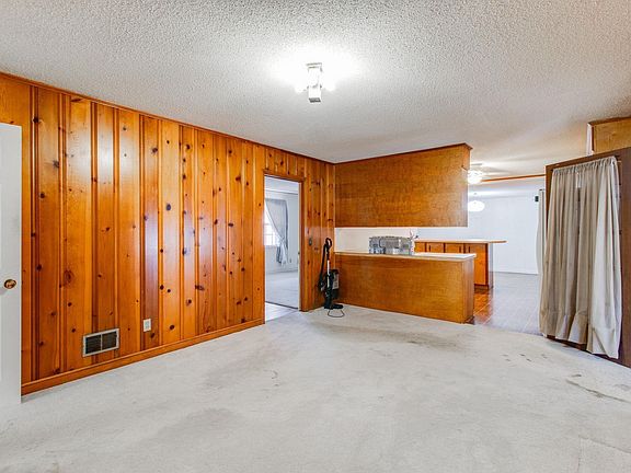 3rd image of 819 Pond Dr