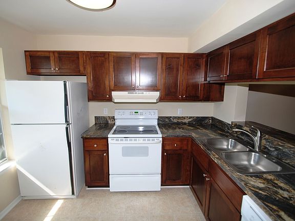 3rd image of 765 Hampshire Ln