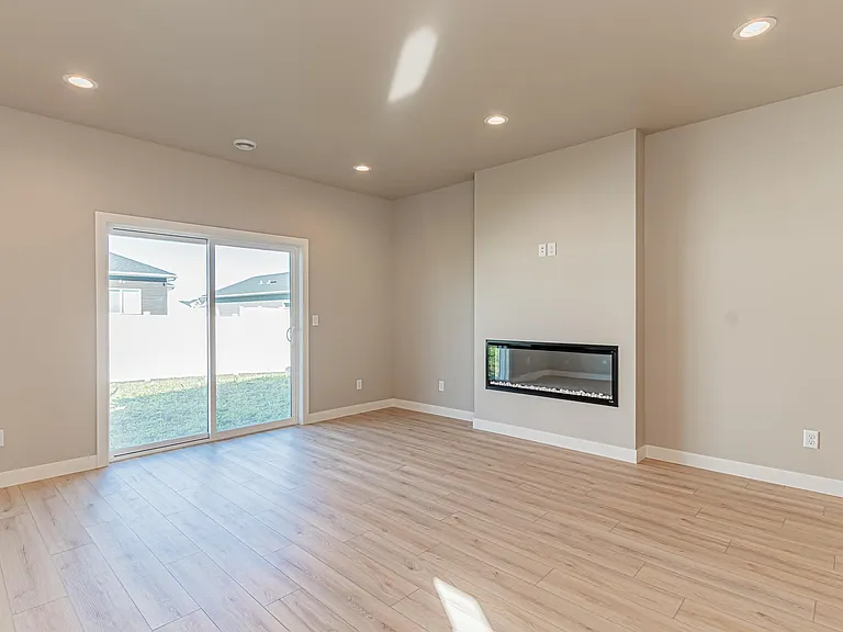 5846 James Dr W — Photo 4