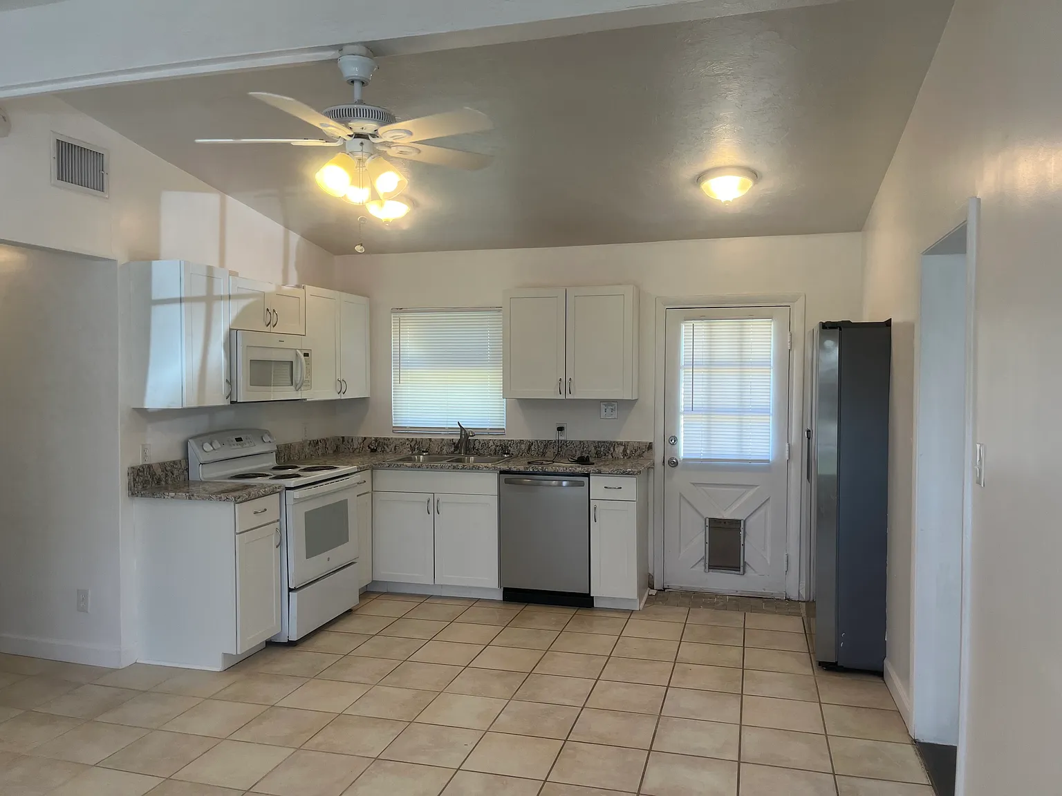 3 bed, 973 sqft, $1,650 — Photo 2