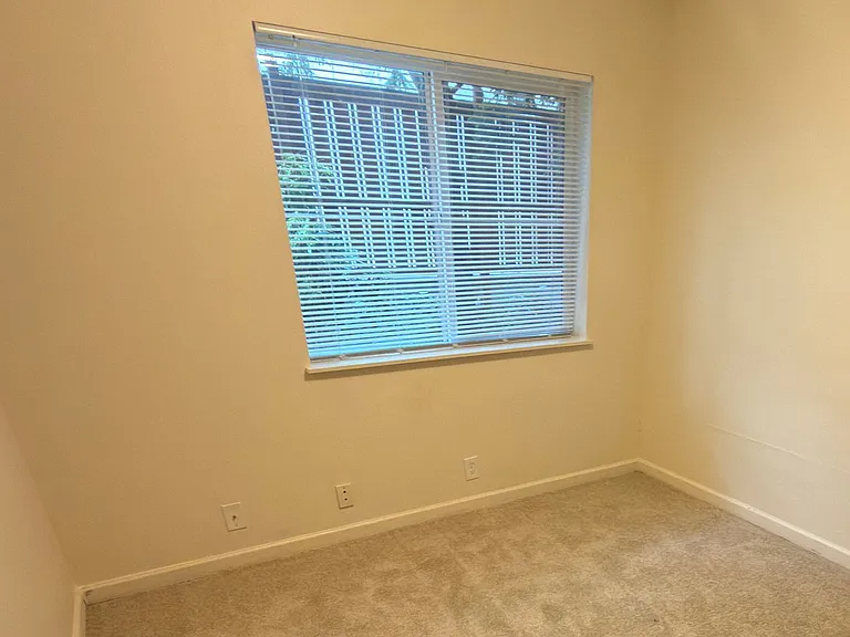 Husky Court Apartments — Photo 4