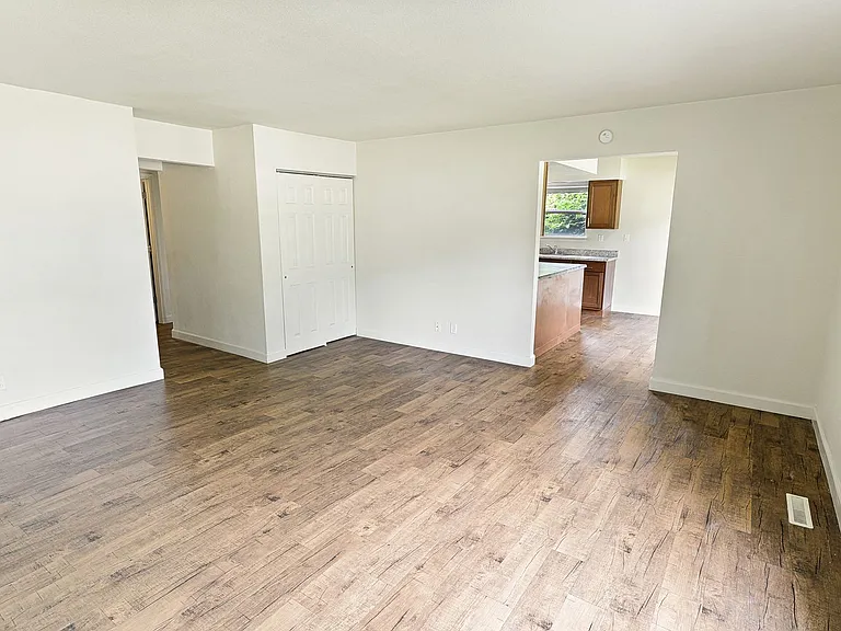 Green Door Apartments — Photo 151