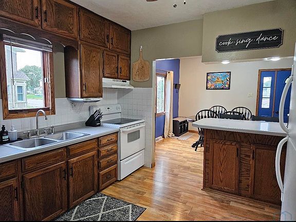 4th image of 506 Main St