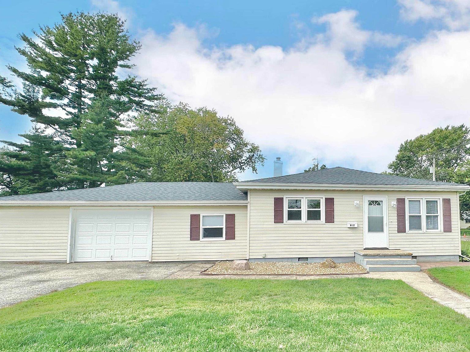 812 N Main St, Abingdon, IL 61410 Zillow