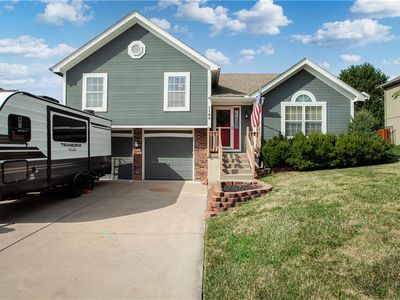 1108 Country Ln, Raymore, MO, 64083