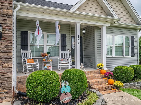 3rd image of 107 Muirfield Dr