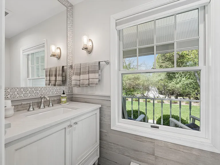 2 Tracy Dr — Photo 22