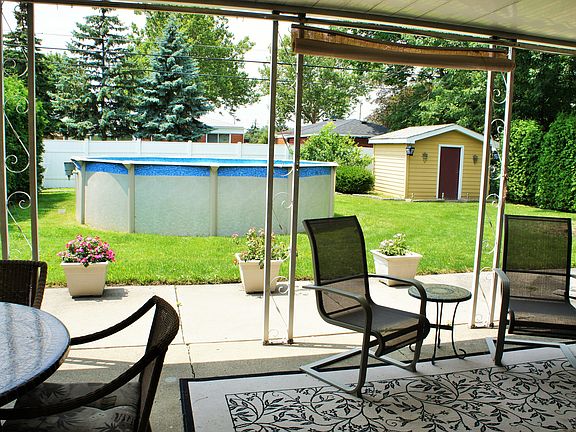 3rd image of 30727 Newport Dr